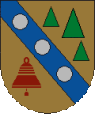 In Gold ein blauer Schrägbalken, belegt mit drei silbernen Kugeln, oben drei stilisierte grüne Bäume, unten eine rote Glocke.