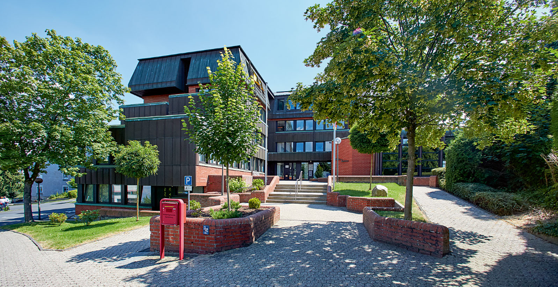 Frontansicht des Rathausgebäudes in Hachenburg