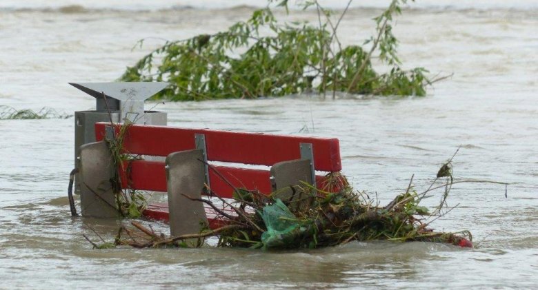 Ein Bild von einer Sitzbank die im Hochwasser steht