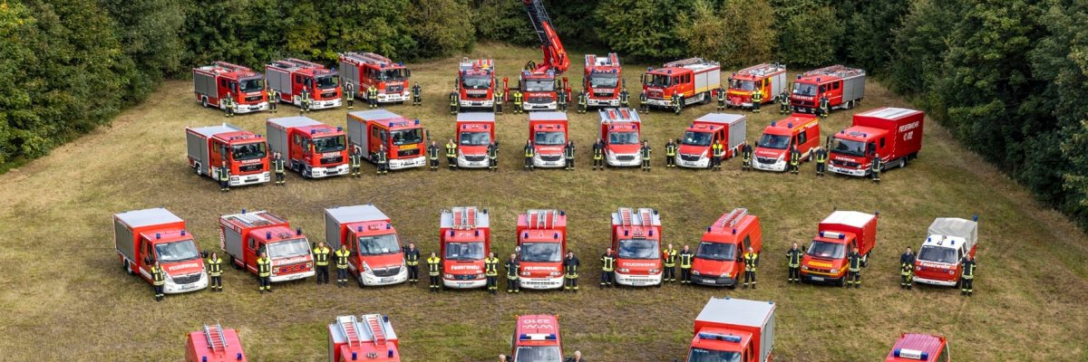 Feuerwehrautos auf einer Wiese