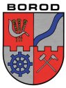 Durch Zinnenschnitt geteilt. Oben von Rot und Silber, unten von Silber und Rot gespalten. Oben vorn drei goldene Ähren, überdeckt von einer silbernen Sichel, hinten ein schräglinker blauer Wellenbalken. Unten vorn ein achtspeichiges blaues Mühlrad, hinten gekreuzt silbern ein Schlegel und eine Rodehacke.