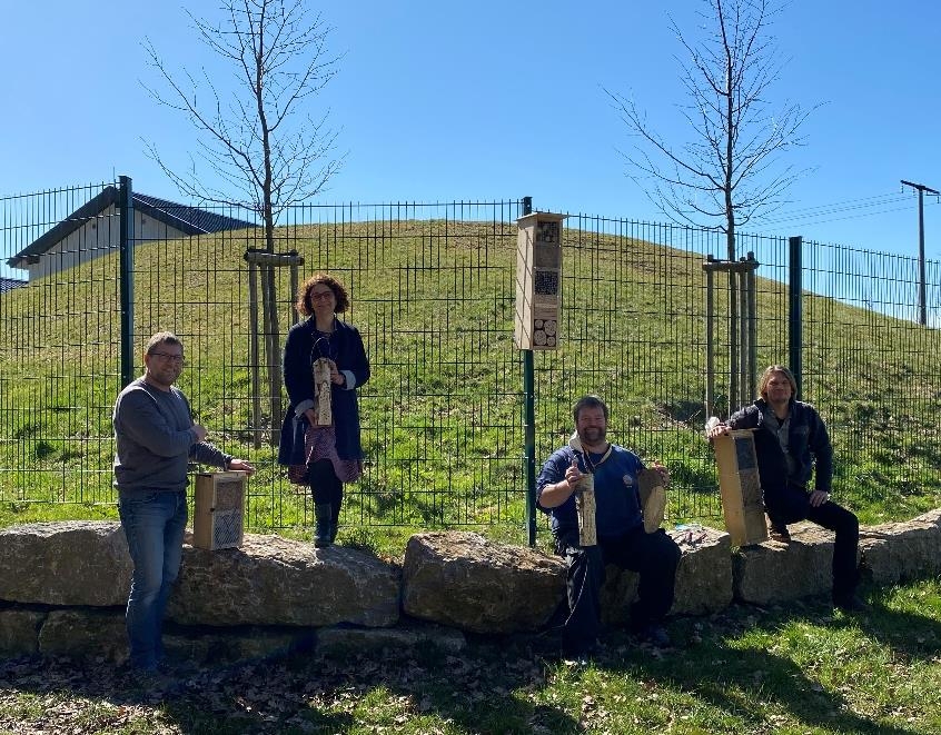 Auf dem Bild zu sehen v.l.n.r.: Wassermeister Klaus Pfeifer, Erste Beigeordnete Gabriele Greis, Michael Weber und Ralf Seelbach (Team JuZe)