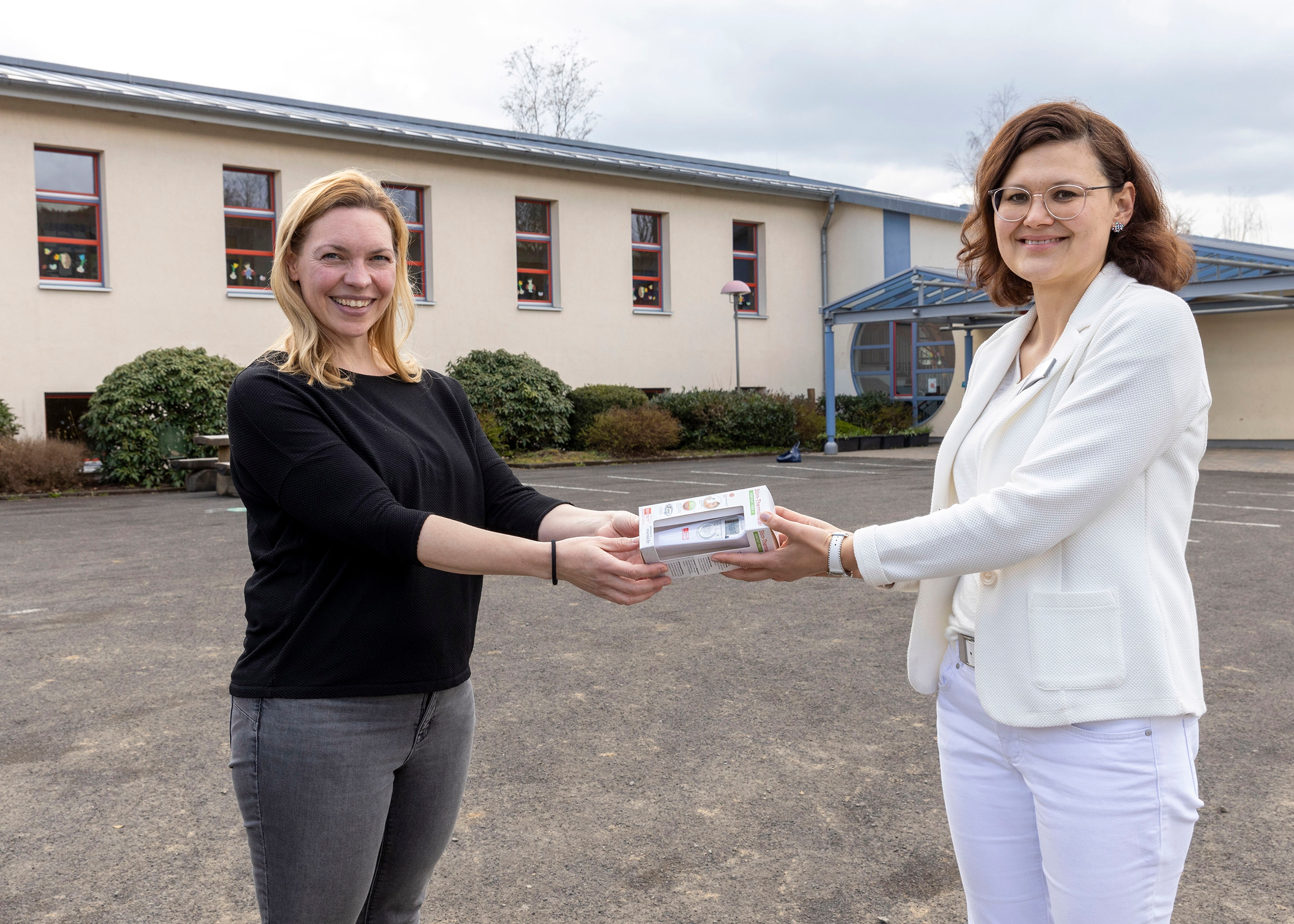 v.l.n.r. Schulleiterin Gabriele Greher, Grundschule Atzelgift und Fr. Dr. Inna Biela, Inhaberin der Amtsapotheke in Hachenburg