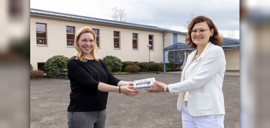 v.l.n.r. Schulleiterin Gabriele Greher, Grundschule Atzelgift und Fr. Dr. Inna Biela, Inhaberin der Amtsapotheke in Hachenburg