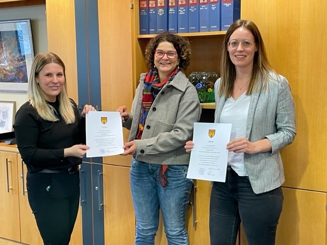 v.l.n.r. Katharina Kocsis, Bürgermeisterin Gabriele Greis, Jennifer Arndt