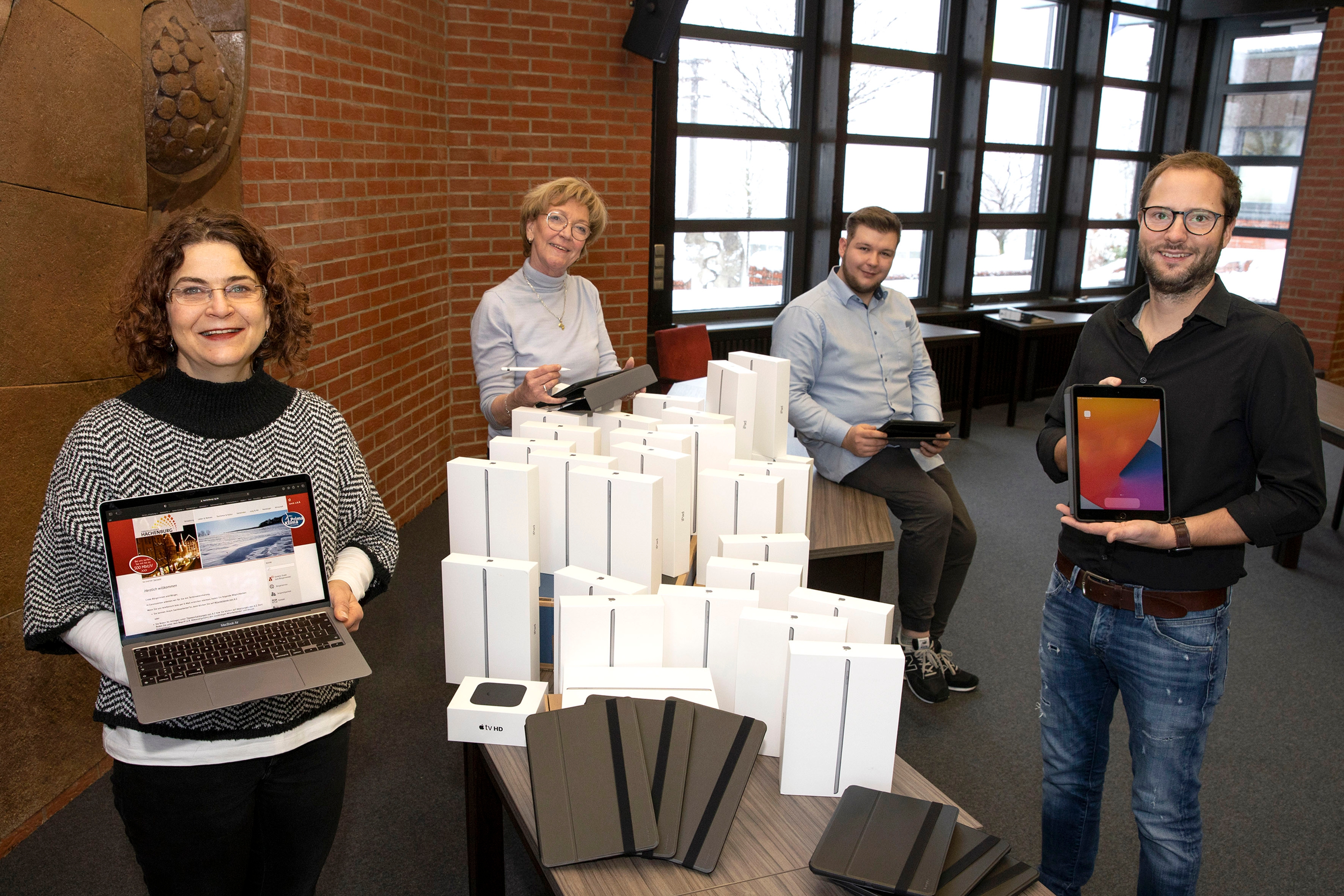 v.l.n.r.: Erste Beigeordnete Gabriele Greis, Abteilungsleiterin Sabine Emmerich, Justin Alhäuser, Michael Lichtenthäler, beide EDV