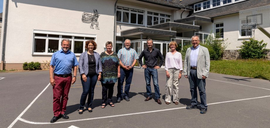 2018 an der Grundschule in Roßbach: v.l. Peter Klöckner, Gabriele Greis, Ursula Fliegner (Vertreterin GS Roßbach), Volkmar Gäfgen (OBM Borod), Winfried Herr (Schulleiter GS Borod), Sabine Emmerich (Zust. Abteilungsleiterin VG), Winfried Oettgen (OBM Roßbach)