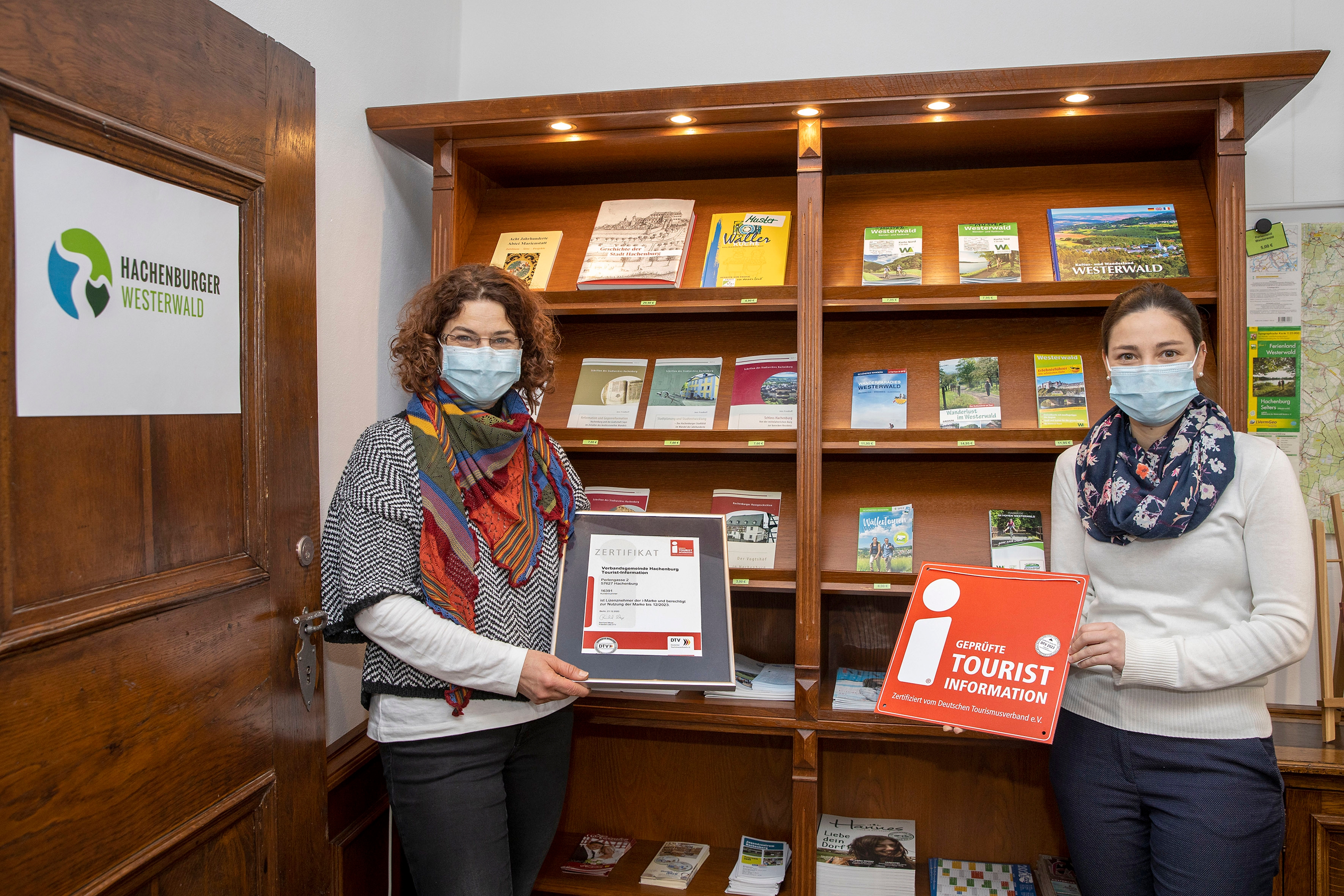 v.l.n.r.: Erste Beigeordnete Gabriele Greis, Leiterin der Tourist-Information Lisa Effert