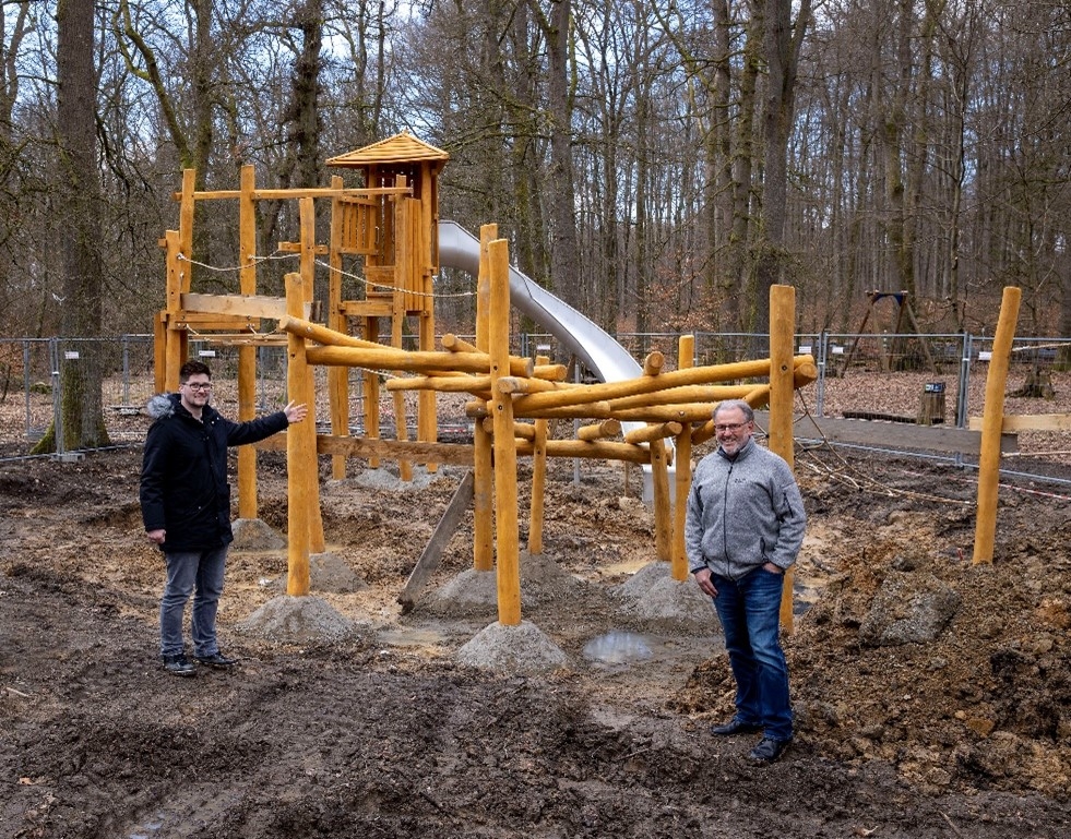 Bauleiter Pascal Denter stellt Bürgermeister und Vorsitzender des EWS Peter Klöckner den neuen Motorik-Parcour vor