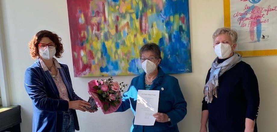 v.l.n.r. Erste Beigeordnete Gabriele Greis, Schiedsfrau Erika Salaw und ihre Stellvertreterin Dagmar Wagner