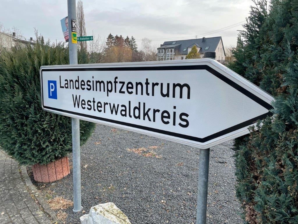 Foto des Wegweisers zum Landesimpfzentrum
