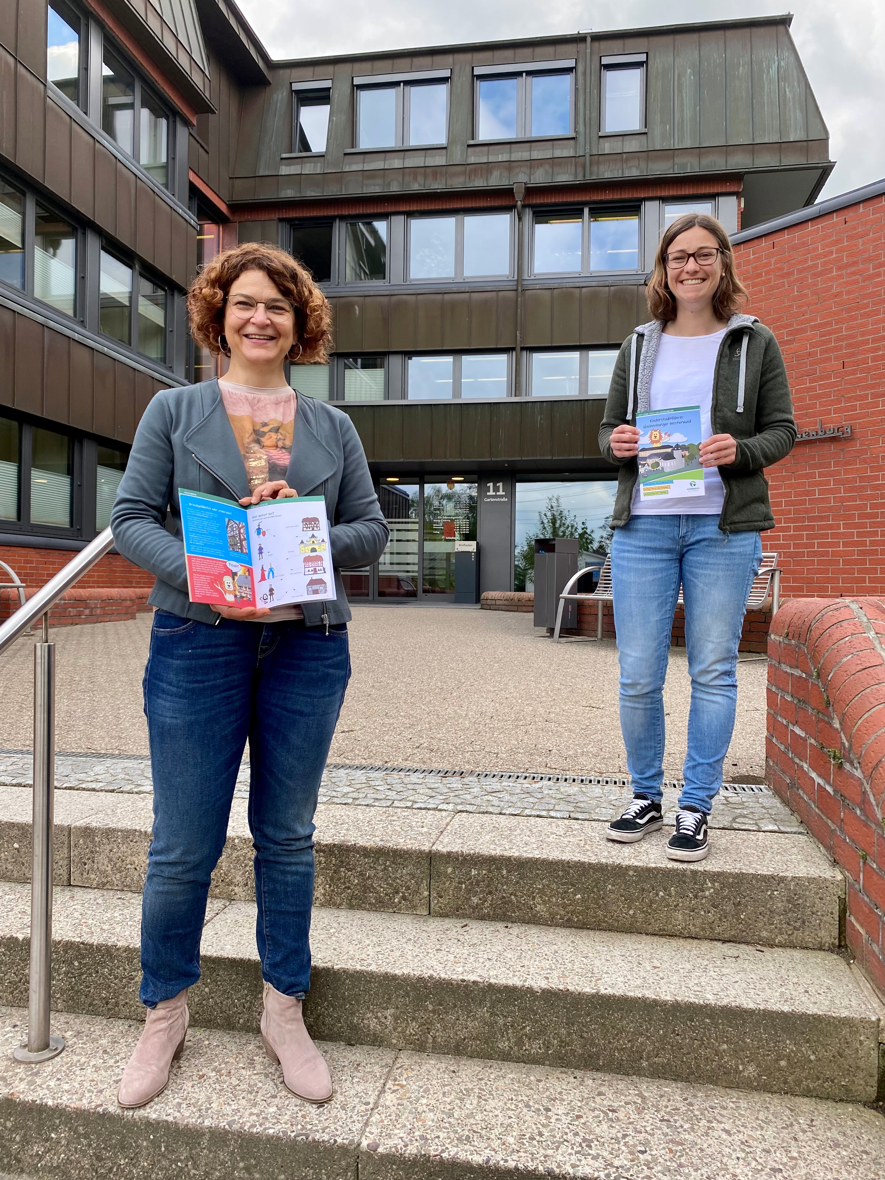Erste Beigeordnete Gabriele Greis und Leiterin der Touristinformation Hachenburg Lisa Effert