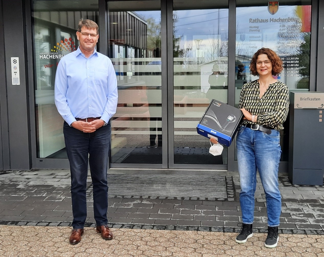 Herr Merkel von der Sparkassenversicherung und Erste Beigeordnete Gabriele Greis