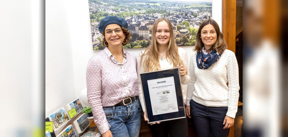 Foto v.l.n.r.: Gabriele Greis VG-Bürgermeisterin, Hannah Bauer & Lisa Effert Leiterin der Tourist-Info Hachenburger Westerwald