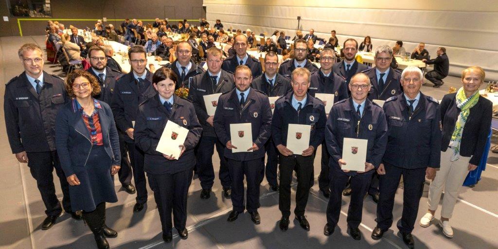 Mit dem Silbernen Feuerwehr-Ehrenzeichen für 25-jährige aktive, pflichttreue Tätigkeit bei der Feuerwehr zeichnete Bürgermeisterin Gabriele Greis aus: Thomas Müller (Alpenrod), Florian Schwan (Astert), Alexander Kljucar und Achim Zerres (Dreifelden), Christian Usinger und René Gilardi (Hachenburg), Andreas Wengenroth (Hattert), Florian Hilger, Carolin Kraemer und Christian Schneider (Luckenbach), Tim Bellinger und Sven Klöckner (Müschenbach), Marc Liessem (Wahlrod) 