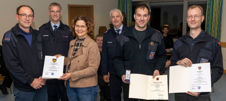 Bürgermeisterin Gabriele Greis mit Mitgliedern der Löschgruppe Kroppach-Giesenhausen