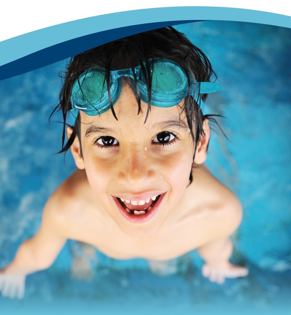 Ein Kind im Schwimmbad