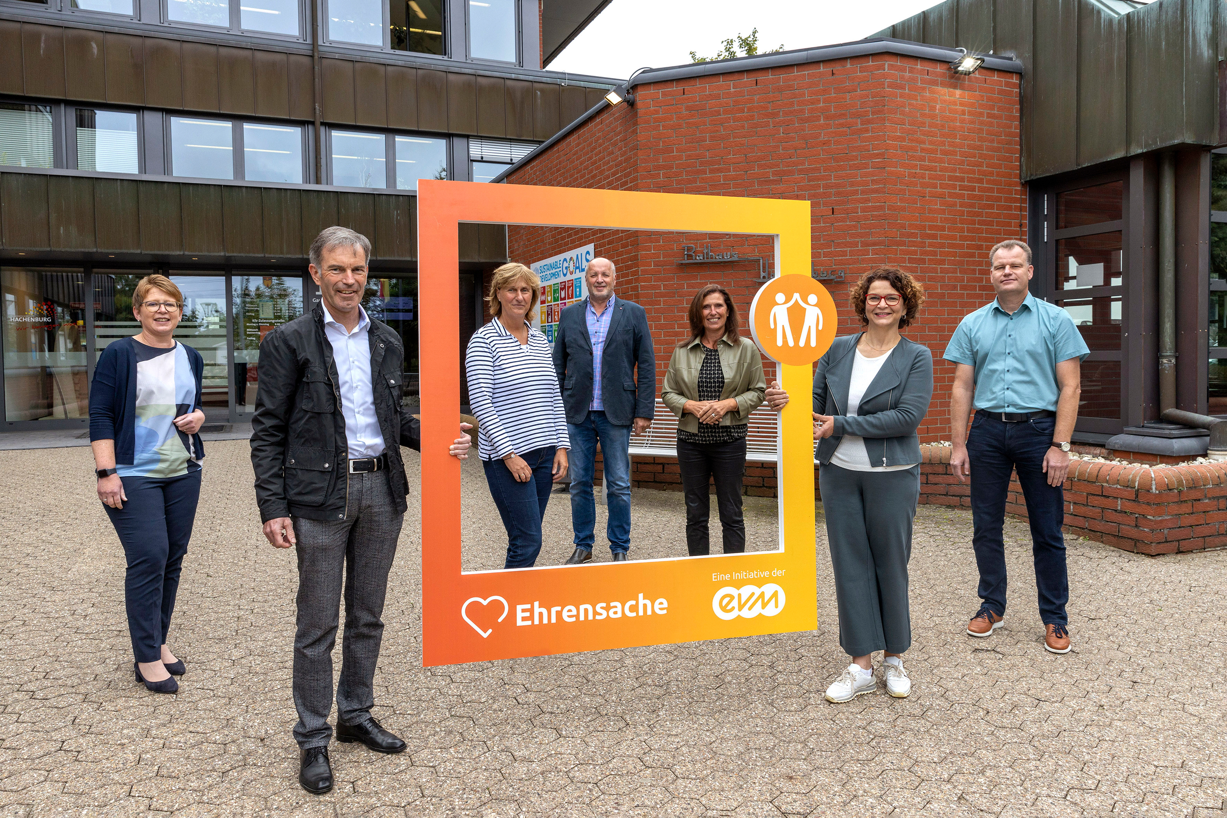 Norbert Rausch (evm) übergibt den Spendenbetrag zusammen mit der Ersten Beigeordneten der Verbandsgemeinde, Gabriele Greis, an die begünstigten Vereine und den Kinderschutzbund Hachenburg.