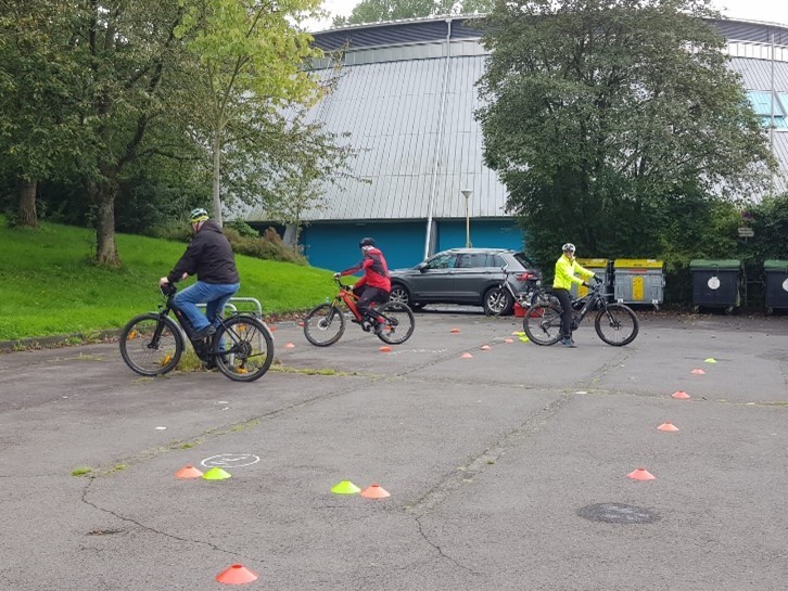 Fahrradfahrer bei einem Fahrsicherheitstraining