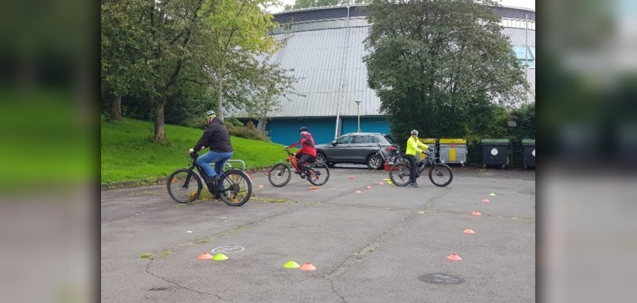 Fahrradfahrer bei einem Fahrsicherheitstraining