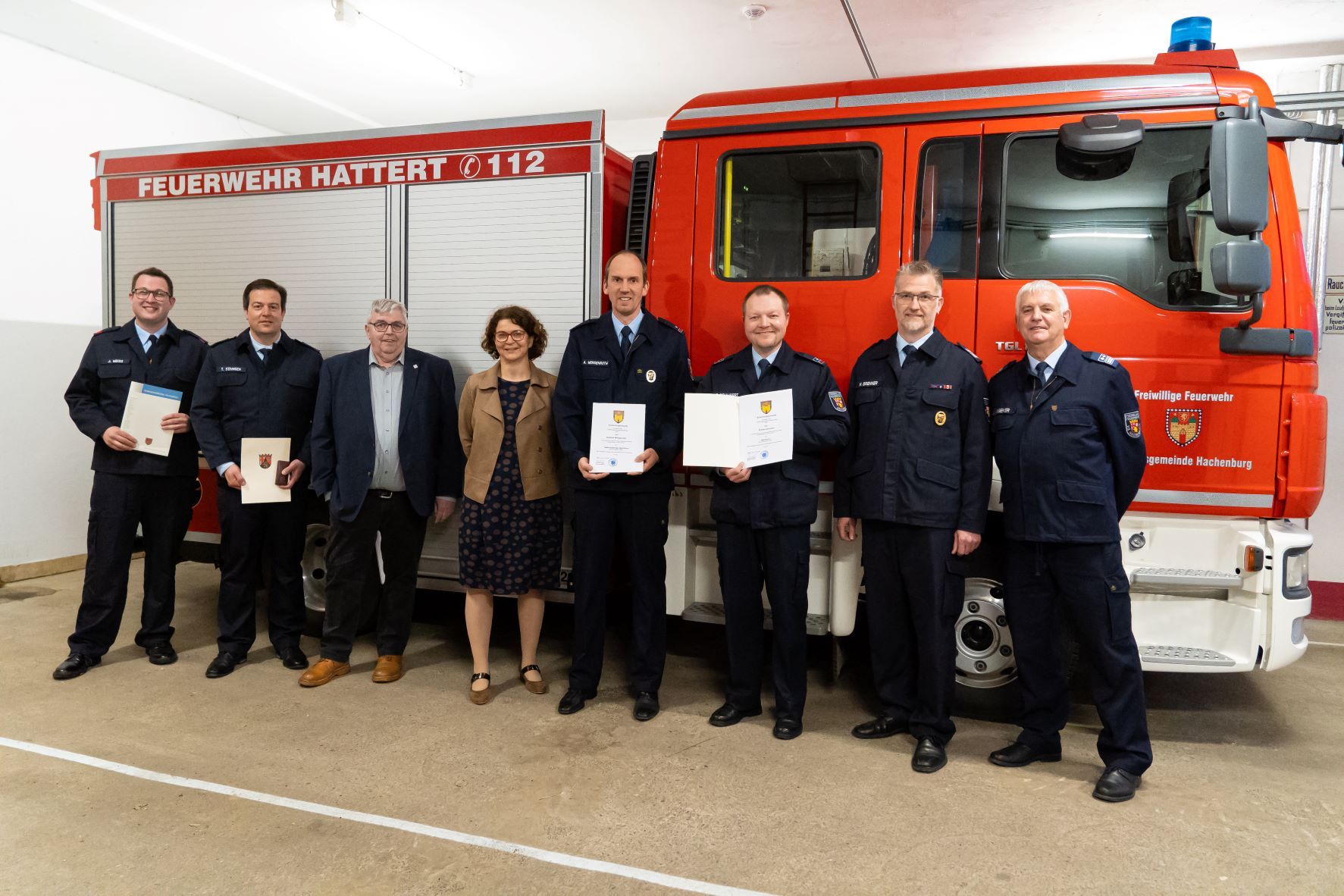 Mitglieder der Löschgruppe Hattert, Bürgermeisterin Gabriele Greis und Ortsbürgermeister Christoph Hoopmann