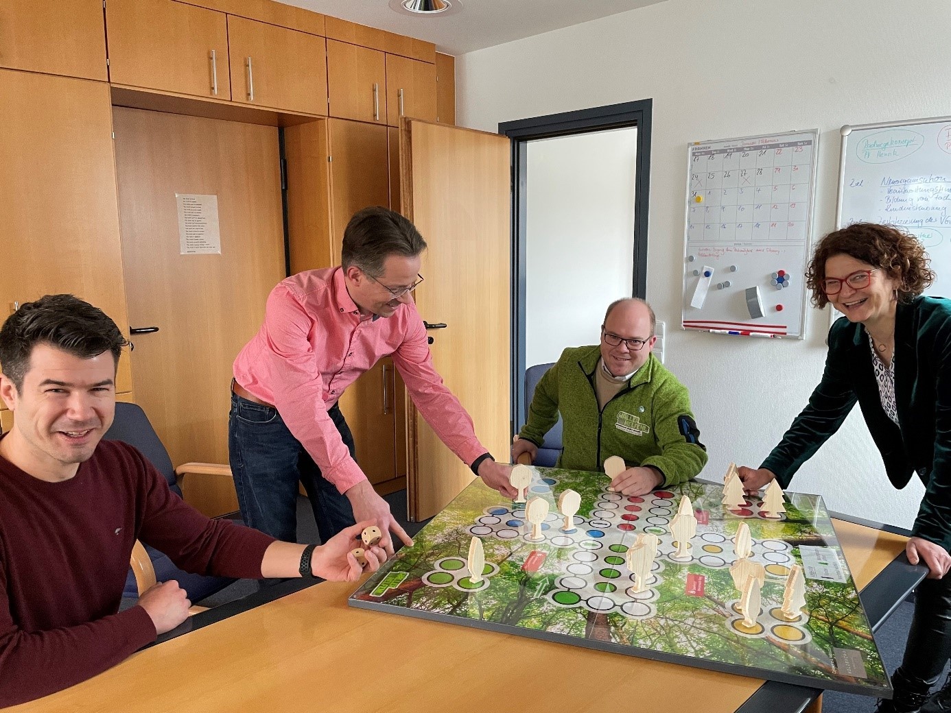 v.l.n.r. Stefan Leukel (Stadtbürgermeister), Marco Dörner (1. Beigeordneter), Björn Flick (Wäller helfen e.V.), Gabriele Greis (Bürgermeisterin)