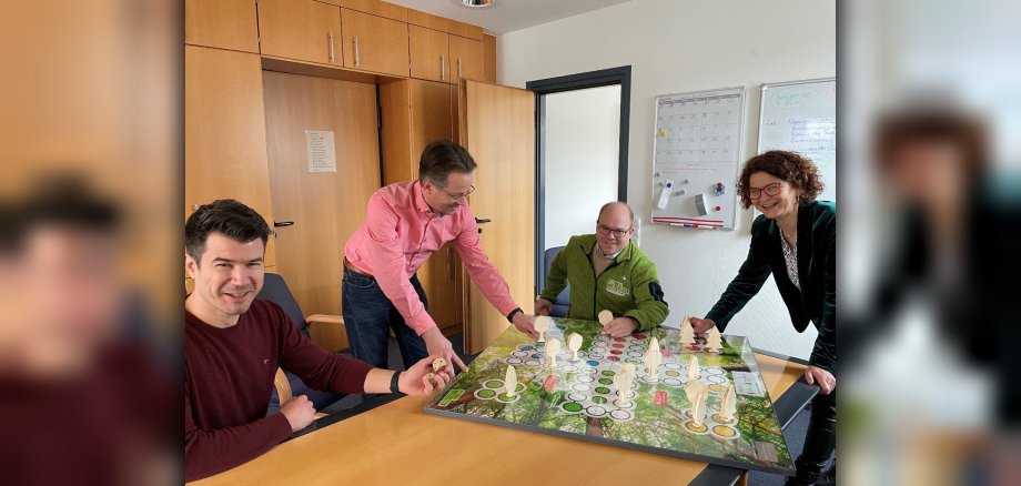 v.l.n.r. Stefan Leukel (Stadtbürgermeister), Marco Dörner (1. Beigeordneter), Björn Flick (Wäller helfen e.V.), Gabriele Greis (Bürgermeisterin)