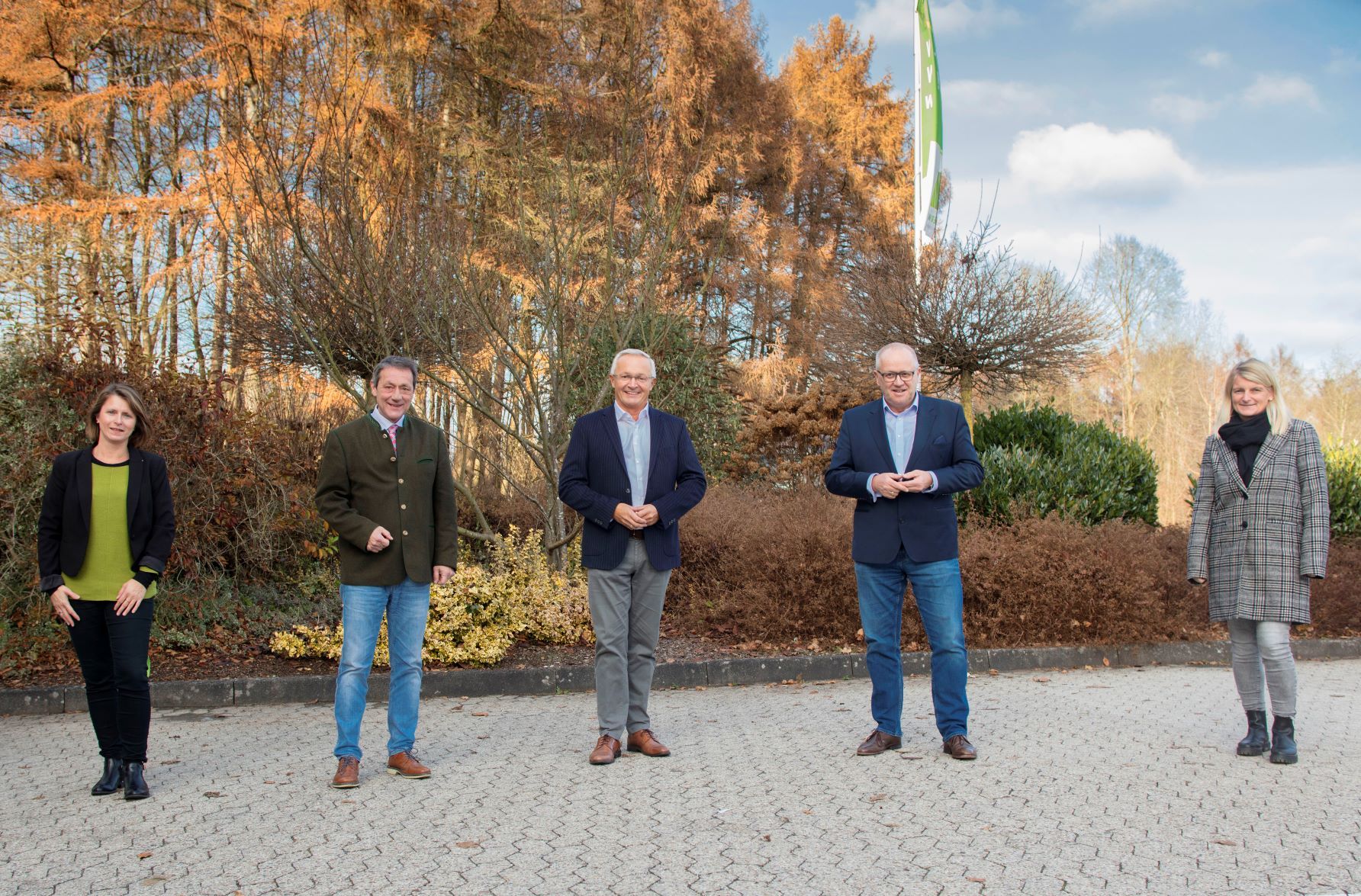von links nach rechts: Myriam Hatzmann (Wir Westerwälder) Landrat Achim Schwickert (Westerwaldkreis), Landrat Achim Hallerbach (Kreis Neuwied) ,Landrat Dr. Peter Enders ( Kreis Altenkirchen) und Sandra Köster ( Wir Westerwälder)  