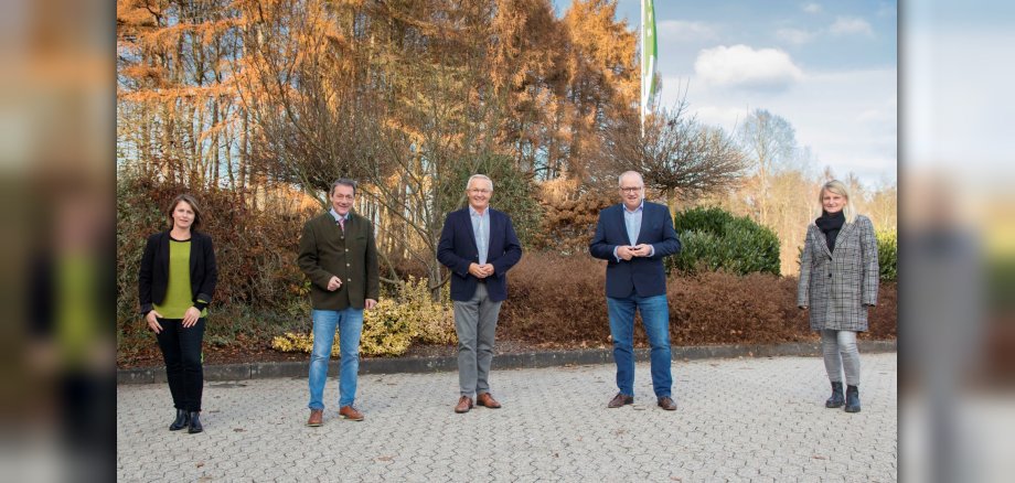 von links nach rechts: Myriam Hatzmann (Wir Westerwälder) Landrat Achim Schwickert (Westerwaldkreis), Landrat Achim Hallerbach (Kreis Neuwied) ,Landrat Dr. Peter Enders ( Kreis Altenkirchen) und Sandra Köster ( Wir Westerwälder)  