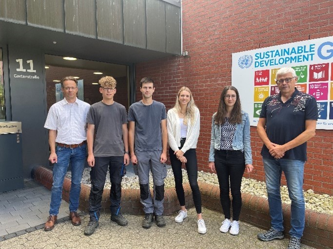 v. l. n. r. Erster Beigeordneter Marco Dörner, Robin Müller, Paul Hebel, Mara Wengenroth, Anna-Lena Schwan, Büroleiter Rainer Schütz