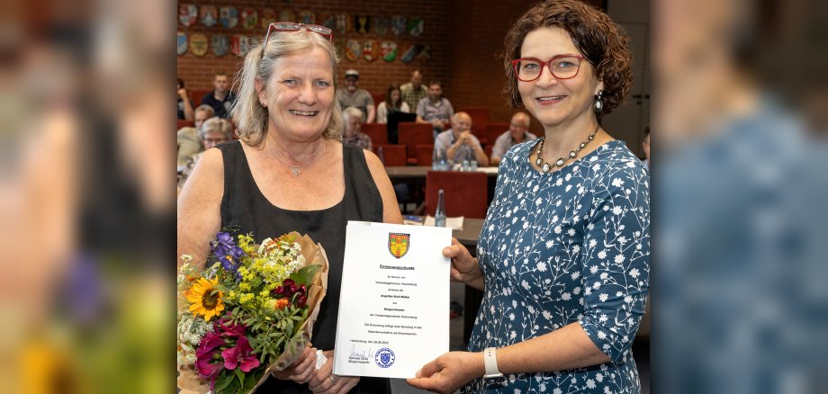 v. l. n. r. Beigeordnete Angelika Nickl-Müller, Bürgermeisterin Gabriele Greis 