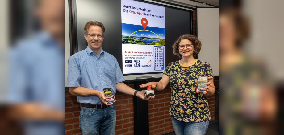 Erster Beigeordneter Marco Dörner und Bürgermeisterin Gabriele Greis präsentieren die Orts-App