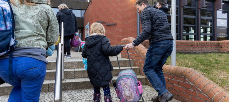 Geflüchtete Frauen und Kinder aus der Urkaine vor der Verbandsgemeindeverwaltung Hachenburg