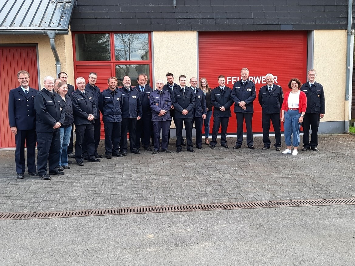 Auf dem Foto zu sehen: Die Kameraden und Kameradinnen der fusionierten Löschgruppen aus Dreifelden und Linden