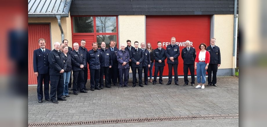 Auf dem Foto zu sehen: Die Kameraden und Kameradinnen der fusionierten Löschgruppen aus Dreifelden und Linden