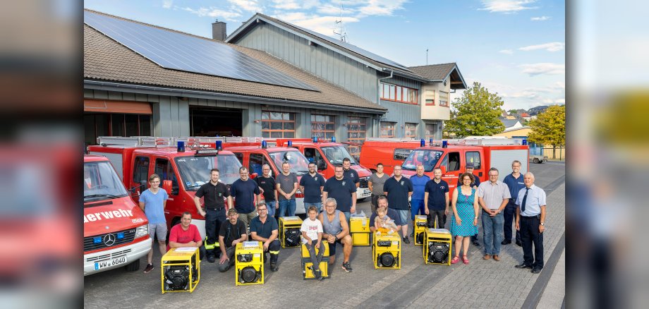 Übergabe mobile Stromerzeuger an die Feuerwehr