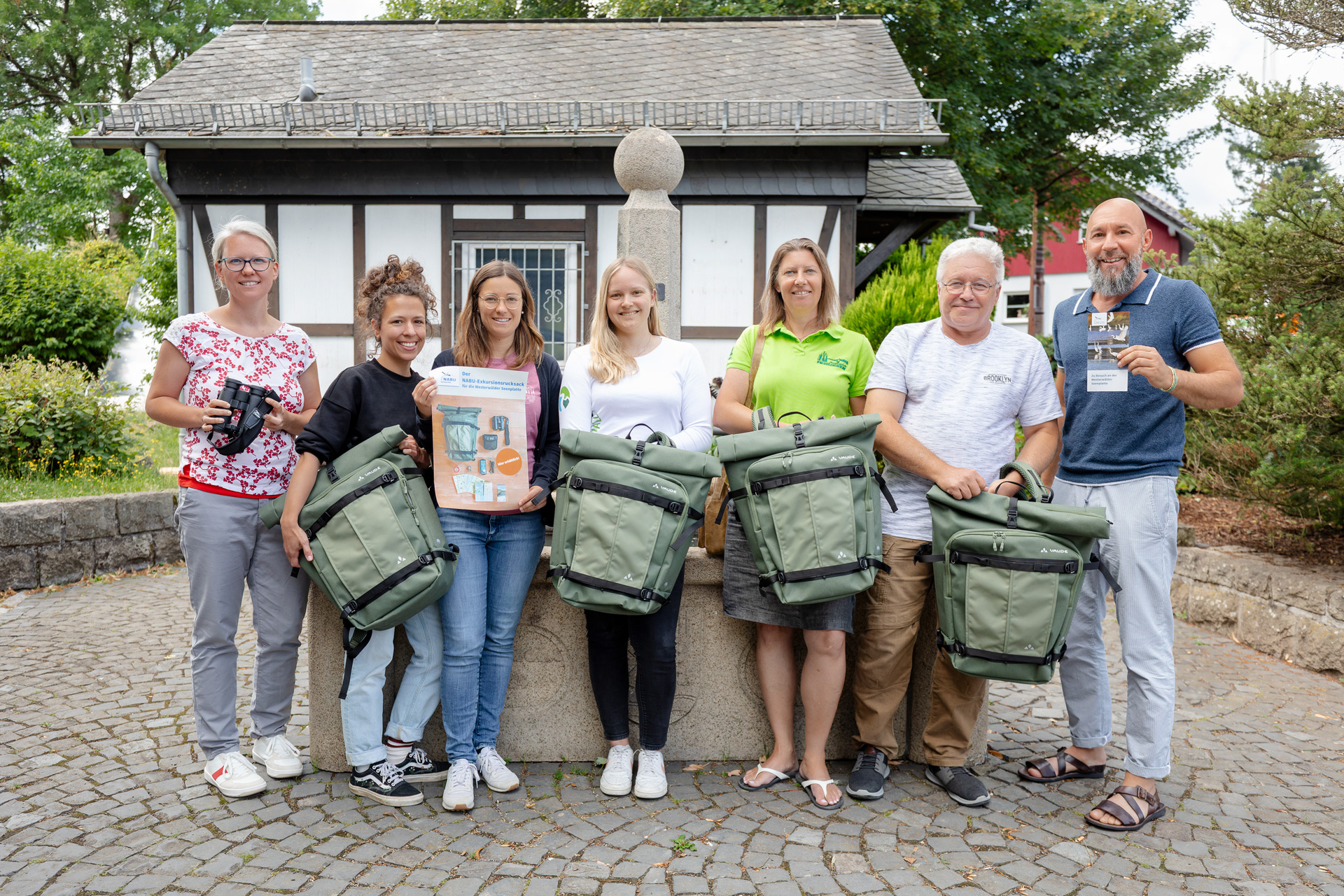 Gruppenfoto Übergabe Exkursionsrucksäcke