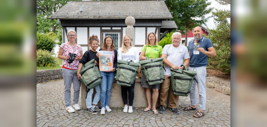 Gruppenfoto Übergabe Exkursionsrucksäcke