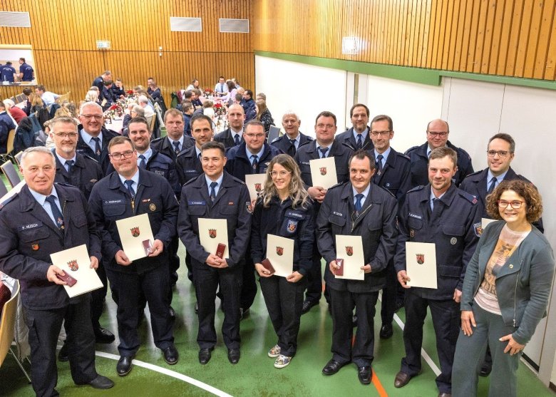 Mit dem Bronzenen Feuerwehrehrenzeichen, für 15 Jahre aktiven Feuerwehrdienst, wurden ausgezeichnet: Lena Schäfer (Alpenrod), Jonas Christian, Christian Bonn und Philip Kron (alle Hachenburg), Vanessa Normann (Mündersbach), Dominik Schnorr (Nister). Mit dem Silbernen Feuerwehrehrenzeichen, für 25 Jahre aktiven Feuerwehrdienst wurden ausgezeichnet: Thomas Leukel (Alpenrod), Christoph Meyer (Borod), Timo Quirmbach (Dreifelden-Linden), Detlef Liese (Gehlert), Thomas Kintscher (Hachenburg), Nicolai Hahmann und Felix Schumann (beide Hattert), Kai Kraemer, Björn Löhr und Dominic Schardt (alle Luckenbach), Carsten Idelberger und Sebastian Jung (beide Mörsbach), Sascha Nowicki und Michael Sayn (beide Müschenbach), Florian Nitschke (Nister), Jörg Heinze (Roßbach), Timo Gandre (Steinebach), Frank Hüsch (Wahlrod). 