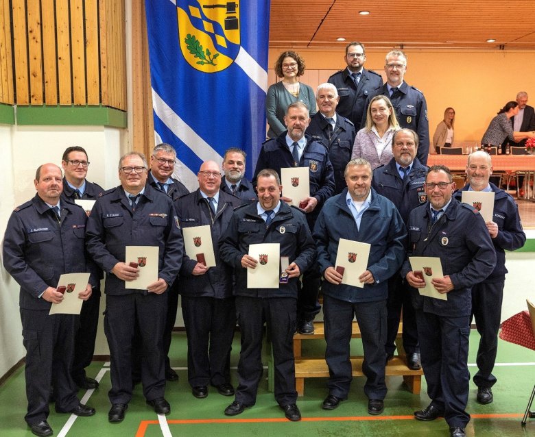 Mit dem Goldenen Feuerwehrehrenzeichen, für 35 Jahre aktiven Feuerwehrdienst, wurden ausgezeichnet: Christoph Kohlhaas (Astert), Andreas Mahlert (Borod), Wilfried Baesener (Dreifelden-Linden), Patrick Wagner (Hachenburg), Jörg Alhäuser (Hattert), Michael Weyer (Kroppach-Giesenhausen), Thilo Richter (Nister), Rainer Kaul (Roßbach), André Ehlgen, Boris Poganowski und Sascha Velten (alle Wahlrod). Seit 45 Jahren sind Karl-Wilhelm Montanus, Michael Heer (Hachenburg) und Rudolf Staude (Hattert) in der Feuerwehr. Sie erhielten ebenfalls das Goldene Feuerwehrehrenzeichen.  