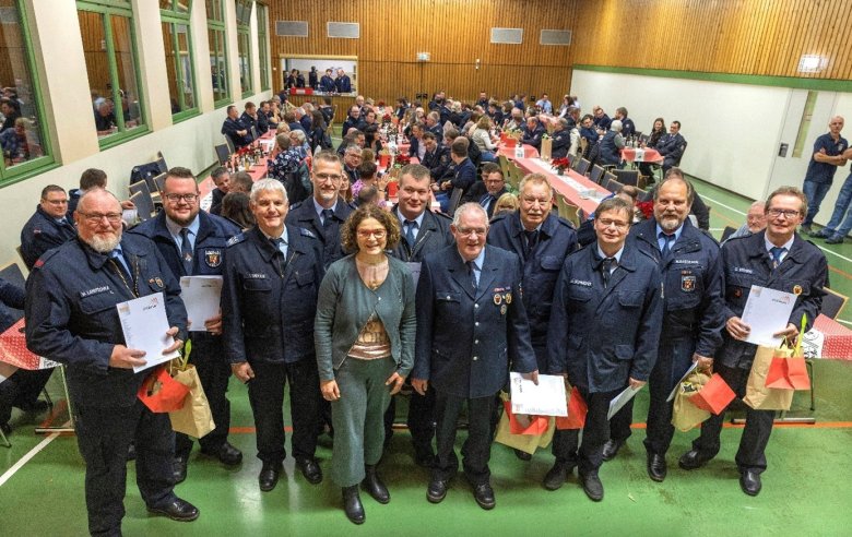 Bei der heutigen Veranstaltung wurden der Verbandsgemeinde-Jugendfeuerwehrwart Kevin Schnorr und der Zweite Stellvertretende VG-Jugendfeuerwehrwart Sven Klöckner auf eigenen Antrag von ihren Ämtern entbunden. Folgende Feuerwehrmänner wurden wegen Erreichens der Altersgrenze und nach langjähriger Zugehörigkeit in der Feuerwehr ehrenhaft aus dem Feuerwehrdienst entlassen: Wilfried Lamitschka, Dieter Müller und Jörg Schneider (alle Alpenrod), Gerold Eckenbach (Borod), Wilfried Baesener (Dreifelden-Linden) und Dieter Röhrig (Wahlrod). 