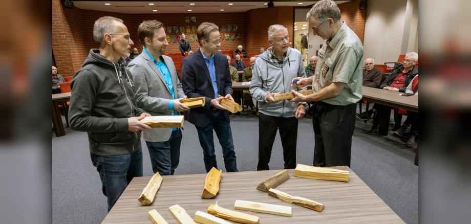 Gruppenbild zur Informationsveranstaltung Richtig Heizen mit Holz