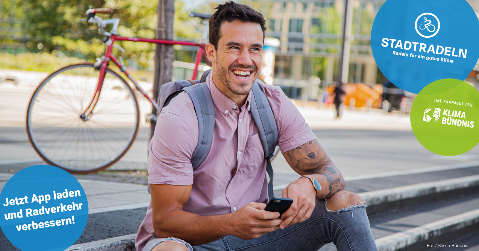 Foto eines Mannes vor einem Fahrrad