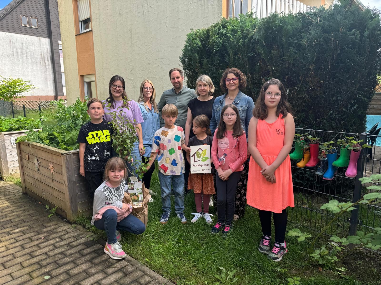 Die Verbandsgemeinde Hachenburg gratulierte der Grundschule Alpenrod zur Auszeichnung als Nachhaltige Schule. 