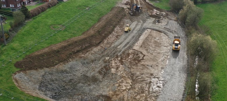 Blick auf das Baufeld in Giesenhausen: Hier entsteht das Regenrückhaltebecken mit Stauraumkanal