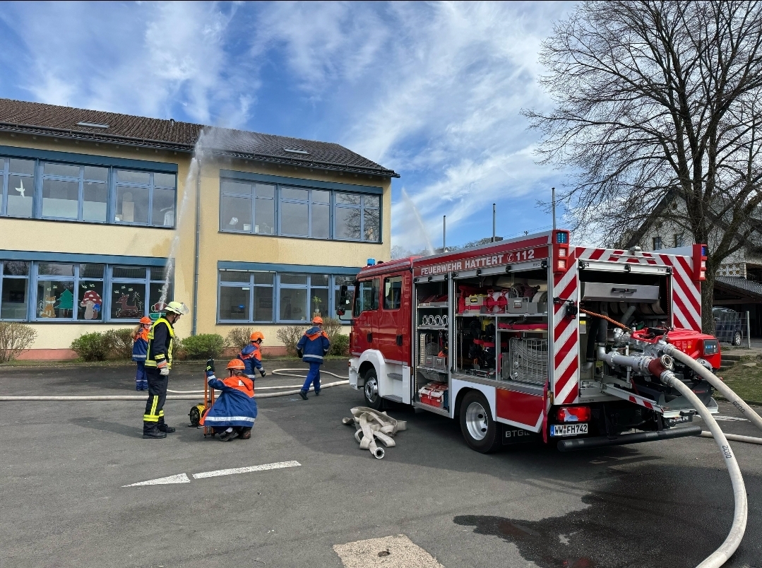 Jugendfeuerwehr bei Löschübungen
