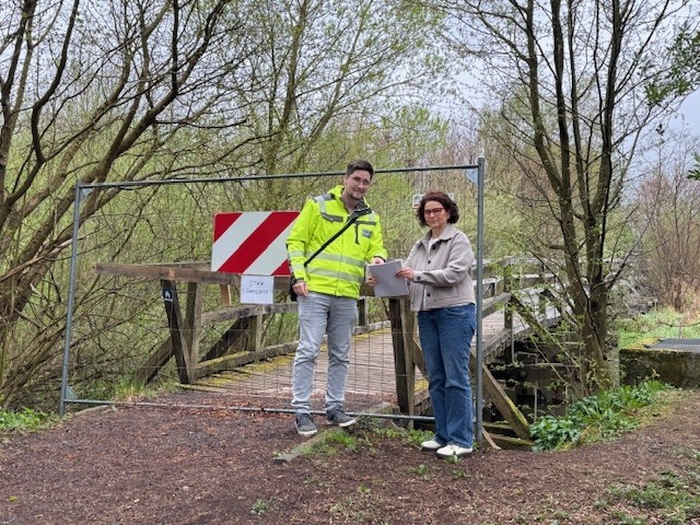 Bürgermeisterin vor touristischem Steg am Dreifelder Weiher