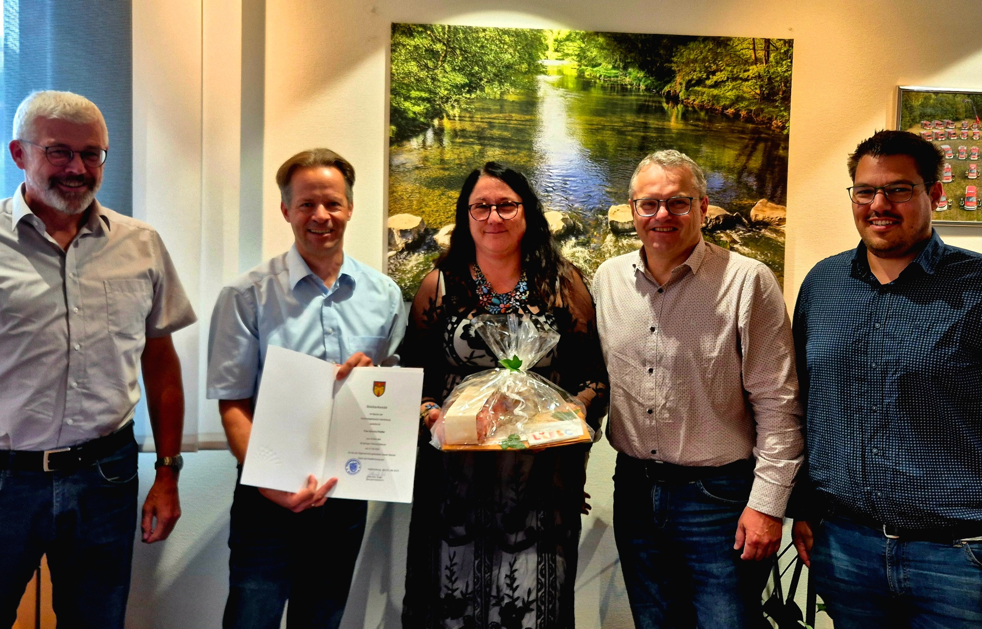 Büroleiter Rainer Schütz, Erster Beigeordneter Marco Dörner, Fachbereichsleiter Michael Ebener und Personalratsvorsitzender Tim Hörter (von links) gratulieren Dannica Pfeiffer (mitte) zum Dienstjubiläum.