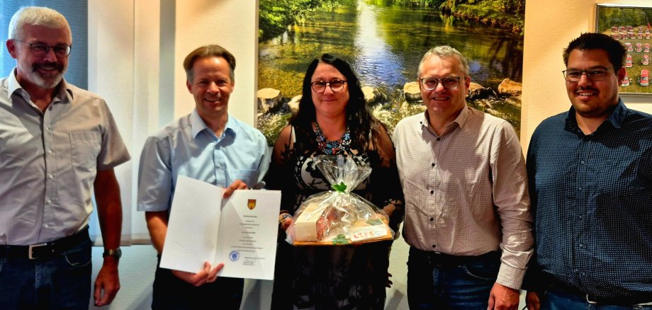 Büroleiter Rainer Schütz, Erster Beigeordneter Marco Dörner, Fachbereichsleiter Michael Ebener und Personalratsvorsitzender Tim Hörter (von links) gratulieren Dannica Pfeiffer (mitte) zum Dienstjubiläum.