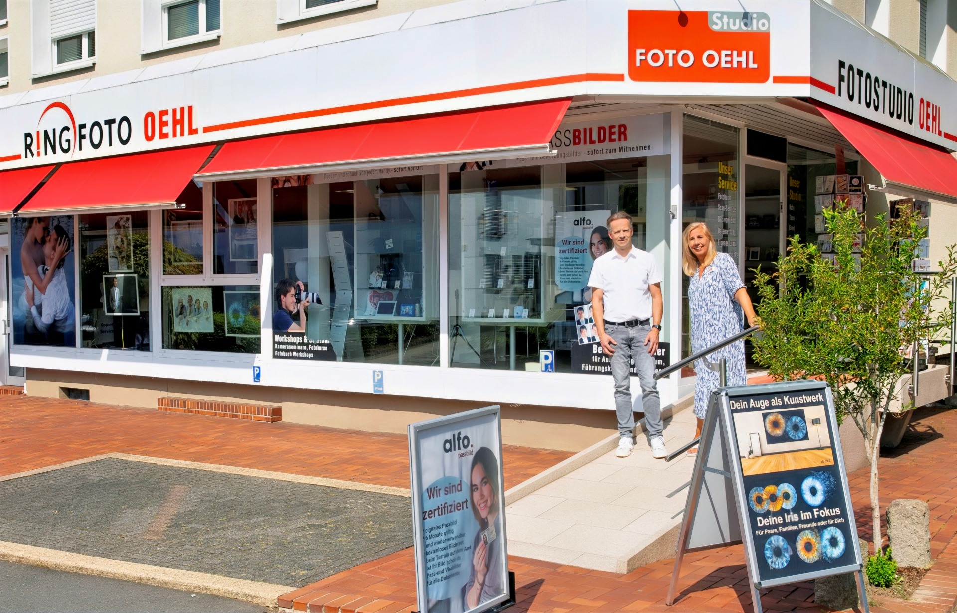 Auf dem Bild: Erster Beigeordneter Marco Dörner und Fotografin Claudia Oehl